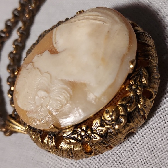 Vintage Hand Carved Shell Cameo Necklace Chunky Gold Tone - Picture 3 of 11